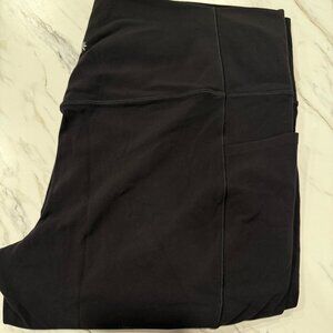 Athleta Black Salutation Stash Capri Leggings